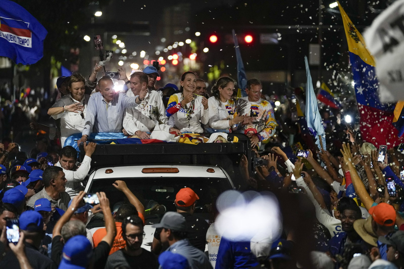 Venezuelanerna slits mellan förtryck och nationalism