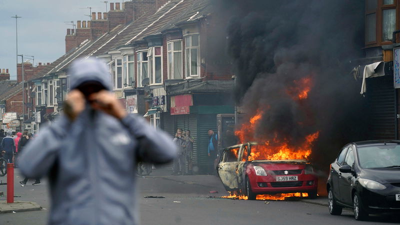 Flera brittiska städer har drabbats av våldsamma upplopp. Foto: Owen Humphrey/AP.