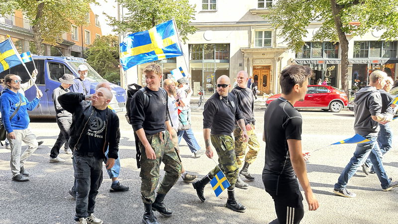 Deltagare i demonstrationen mot islam i Stockholm, en av dem iförd t-shirt för vit makt-bandet Pluton Svea, onsdag den 24 augusti 2024. Foto: Atila Altuntas/TT.