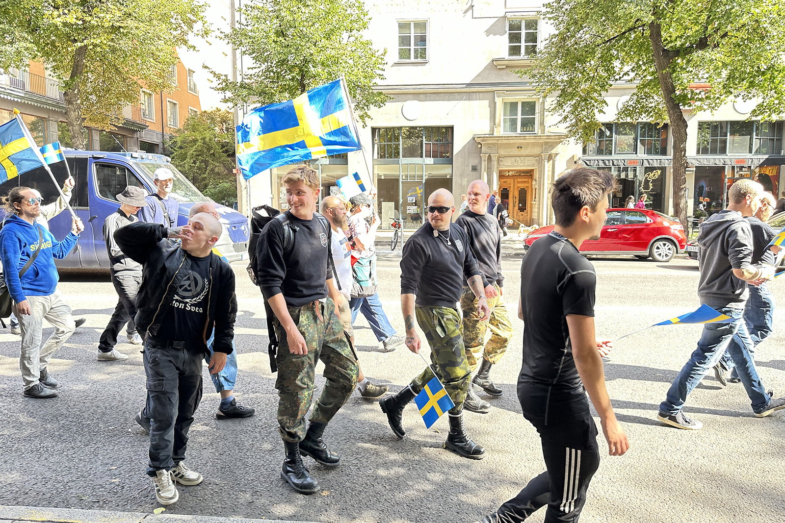 Gapande extremister får inte styra gatorna