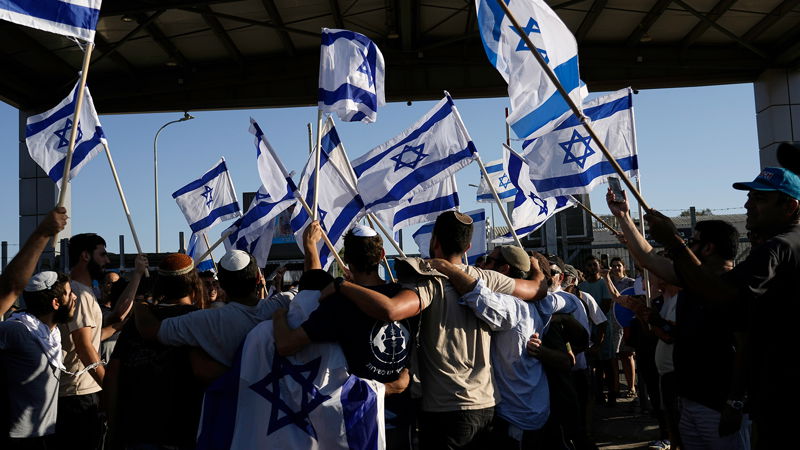 Israeler demonstrerar till stöd för de soldater som förhörs för sexuellt våld mot palestinska fångar, vid militärbasen Sde Teiman den 29 juli. Foto: Tsafrir Abayov.