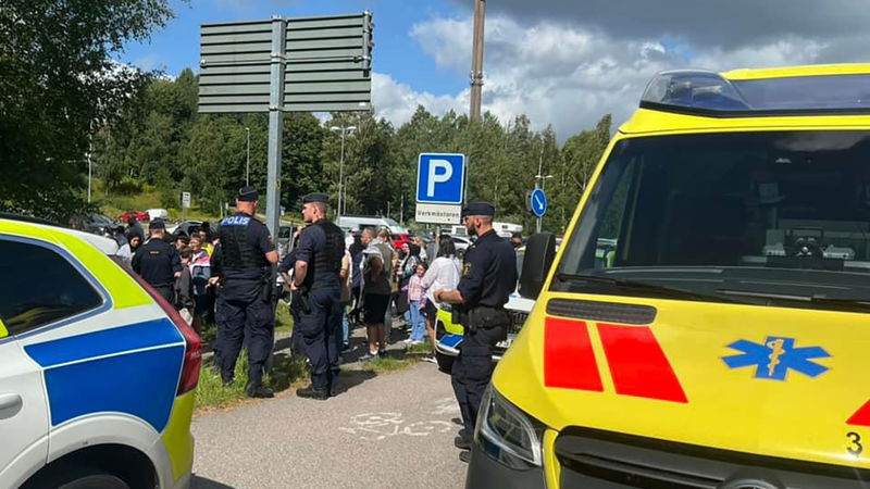 Ambulans och polisbil i Borås i lördags. Foto: Privat.