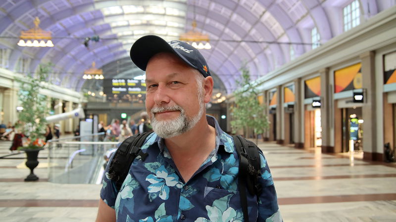 Flamman träffar Jonas Sjöstedt på Stockholms centralstation. Foto: Leonidas Aretakis.