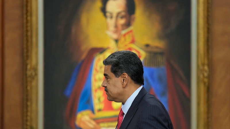 Nicolás Maduro passerar ett porträtt av den sydamerikanska frihetshjälten Simon Bolivar i presidentpalatset i Caracas. Foto: Matias Delacroix/AP.