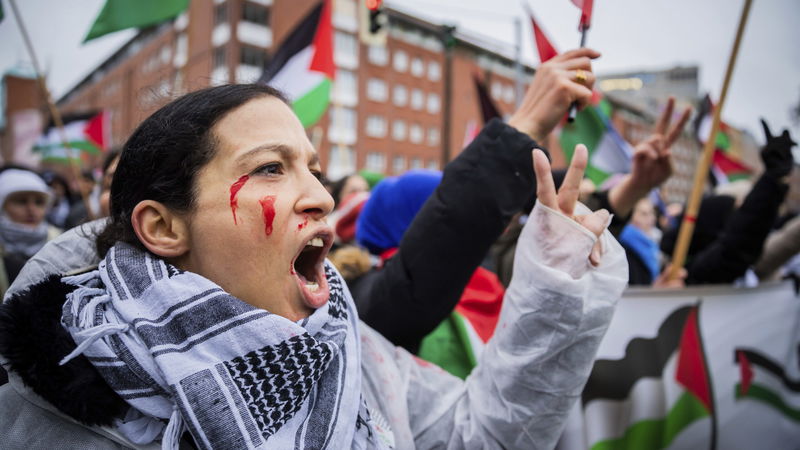 Demonstranter ropar slagord under en propalestinsk demonstration i Berlin i december 2023 (personen på bilden har inget med artikeln att göra). Foto: Christoph Soeder/dpa via AP.