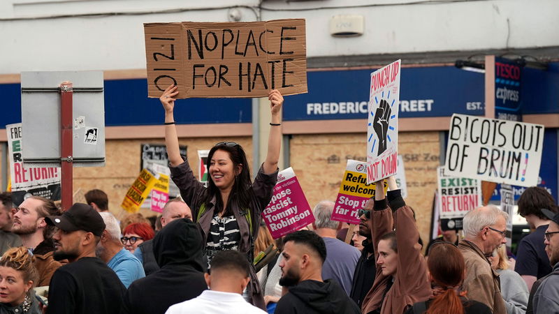 Motdemonstranter i Birmingham den 7 augusti 2024. Foto: PA via AP.