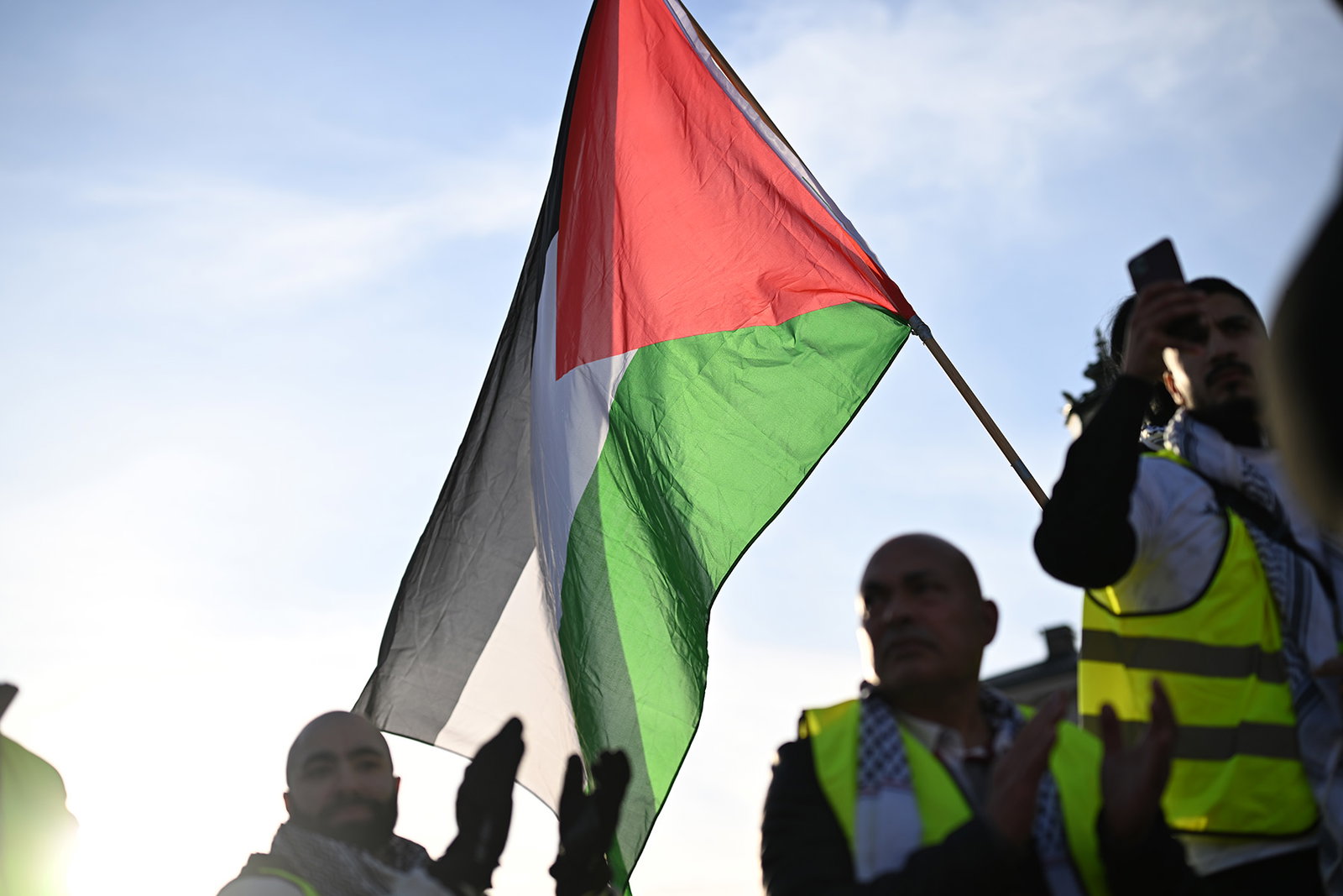 Körde in i demonstration med bil – efter högerextrema inlägg