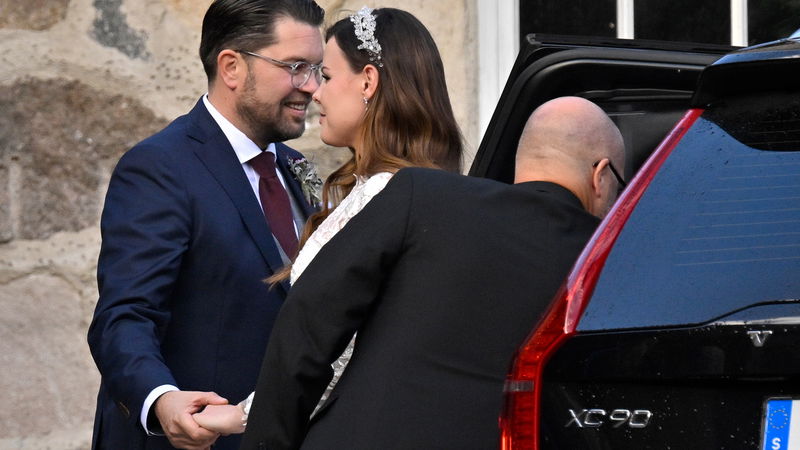 Sverigedemokraternas partiledare Jimmie Åkesson och Matilda Kärnerup anländer till sin bröllopsfest i Slottslängorna Sölvesborg på lördagen. Foto: Johan Nilsson / TT.