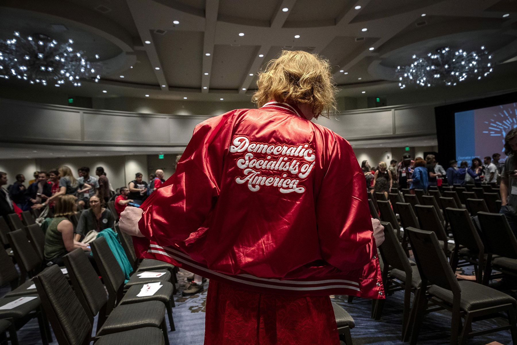 Mina Shedd bär en jacka med Democratic Socialists of America broderad på ryggen under organisationens kongress i Atlanta i augusti 2019. Foto: Audra Melton/NY Times/TT.