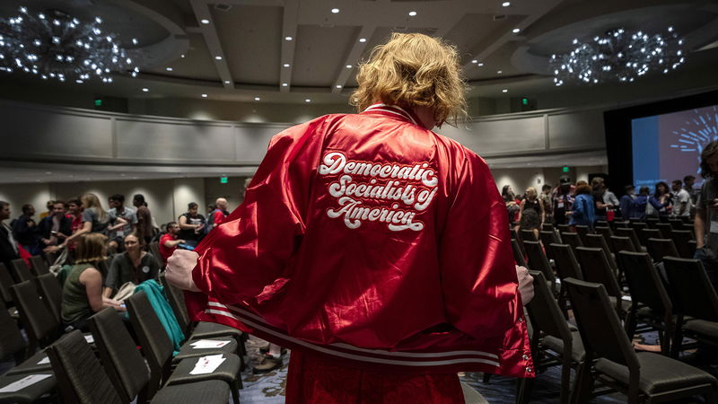 Mina Shedd bär en jacka med Democratic Socialists of America broderad på ryggen under organisationens kongress i Atlanta i augusti 2019. Foto: Audra Melton/NY Times/TT.