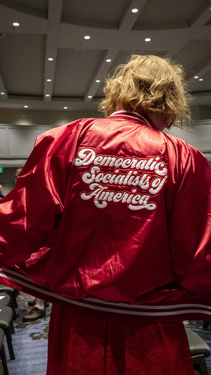 Mina Shedd bär en jacka med Democratic Socialists of America broderad på ryggen under organisationens kongress i Atlanta i augusti 2019. Foto: Audra Melton/NY Times/TT.