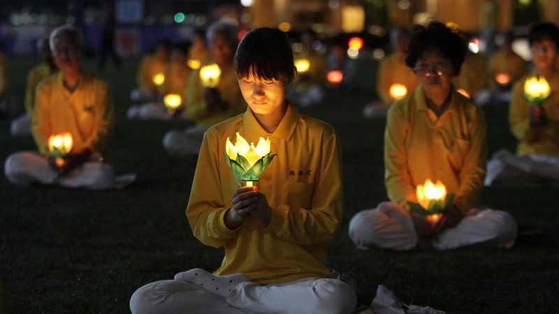 Lotusen är en kraftfull symbol inom östasiatisk mytologi, där den symboliserar renhet, styrka och återfödsel. Här används den vid en Falun Gong-manifestation. Foto: Ahn Young-joon/AP.