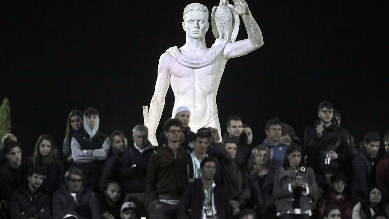 En skulptur av Eugenio Baroni pryder tennisstadion Pietrangeli, en del av sportkomplexet Foro Italico, som från början hette Foro Mussolini. Foto: Andrew Nedichini/AP.