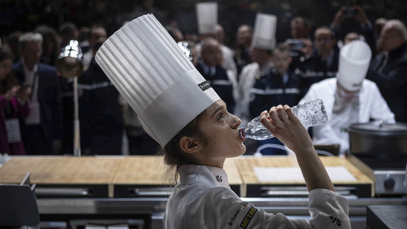 Kocken Nais Pirollet i finalen av 
Bocuse d’Or i Lyon, ibland kallat kock-vm. Foto: Laurent Cipriani/AP/TT.