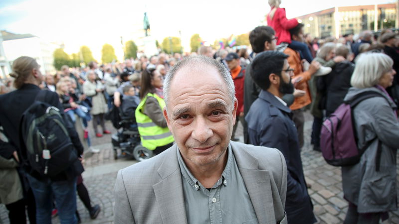 Allan Stutzinsky, ordförande judiska församlingen i Göteborg, under en manifestation för öppenhet, demokrati och mot nazism 2017. Foto: Adam Ihse/TT.