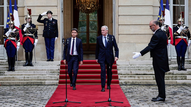 Pompa. Frankrikes premiärminister Gabriel Attal (vänster) lämnar över posten till högerpolitikern Michel Barnier, efter att president Emmanuel Macron snuvat den valsegrande vänsteralliansen på positionen. Foto: Stephane de Sakutin/Pool photo/AP.