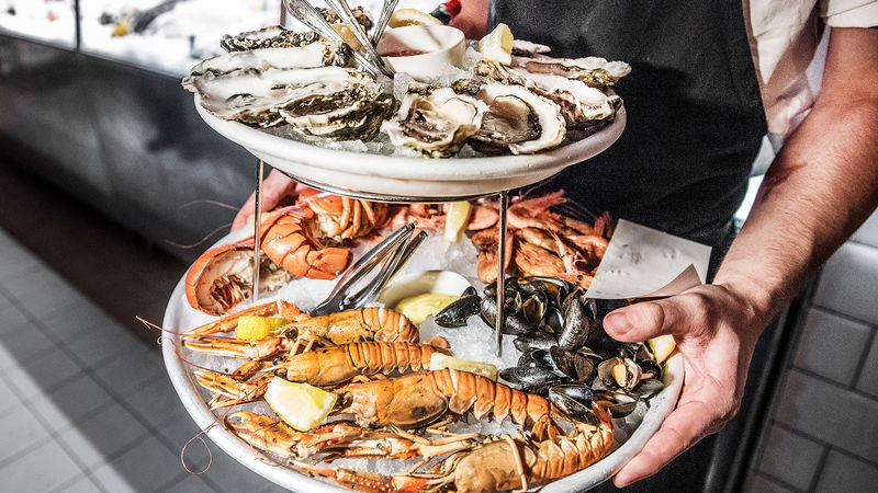 En skaldjursplatå serveras på Restaurang Bar Akvarium, på exklusiva adressen Blasieholmsgatan i Stockholm – ett stenkast från Rosenbad. Foto: Foto: Tomas Oneborg / SvD / TT.