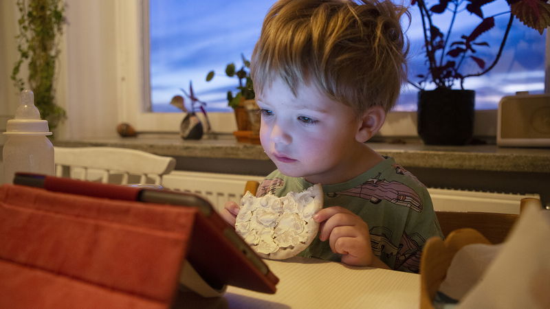 Folkhälsomyndigheten har infört 
riktlinjer för barns skärmtid. Foto: Martina Holmberg/TT.