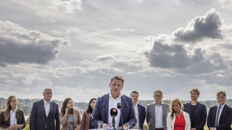 Socialdemokraternas partisekreterare Tobias Baudin presenterar program-förklaringen ”Ny riktning för Sverige 2030”. Foto: Linus Sundahl-Djerf/SVD/TT.