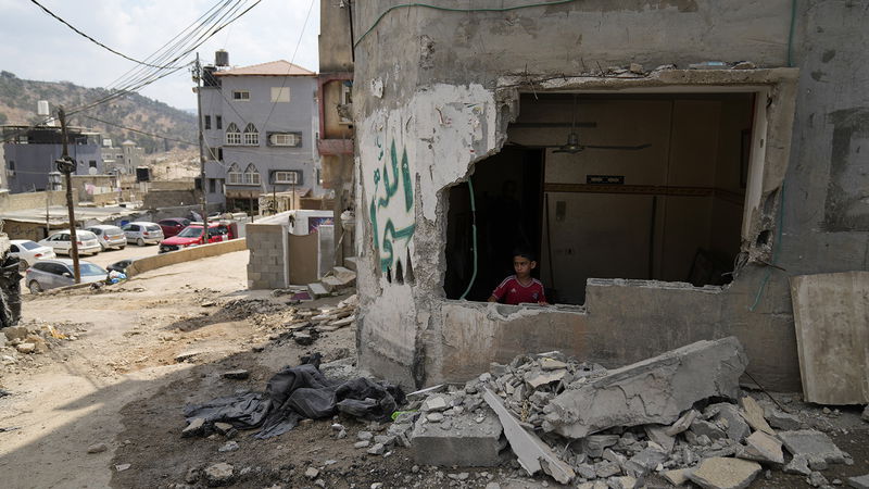 En palestinsk pojke tittar ut från sin familjs skadade hus i flyktinglägret Nur Shams (”Solljus”), Tulkarem, den 30 augusti. Foto: Nasser Nasser/AP.