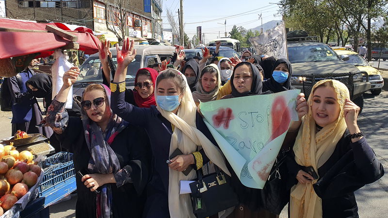 Hazariska kvinnor demonstrerar i Kabul efter att en självmordsbombare attackerat en hazarisk skola i oktober 2022. Foto: AP.