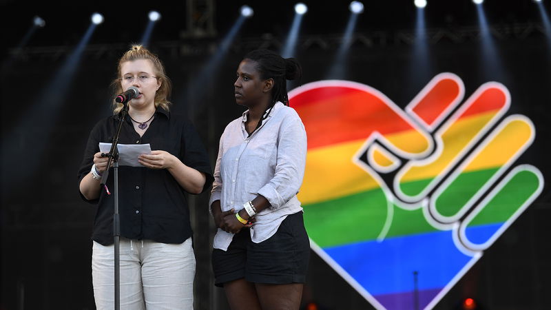 Davita och Ebba på invigningen av Stockholm Pride 2024. Foto: Oscar Olsson/TT.