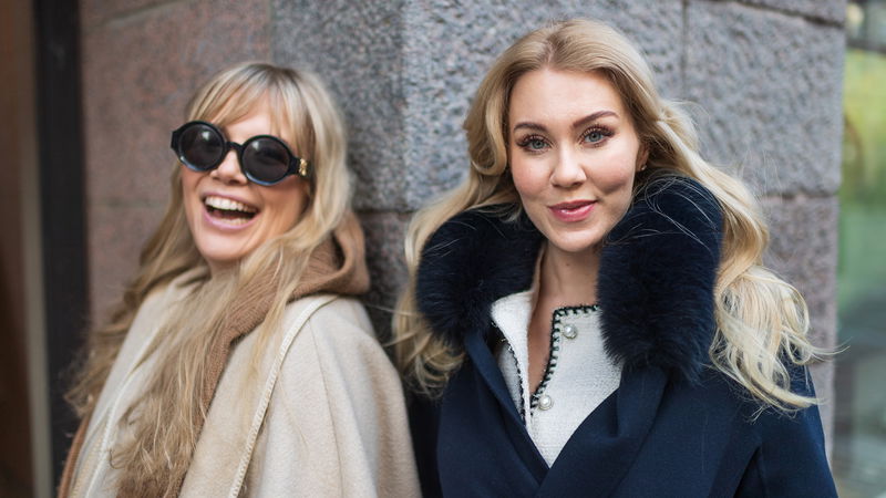 Anna Björklund och Isabella ”Blondinbella” Löwengrip drev fram till i juli podden ”Fint, fult och pengar”. Foto: Stina Stjernkvist/SvD/TT.