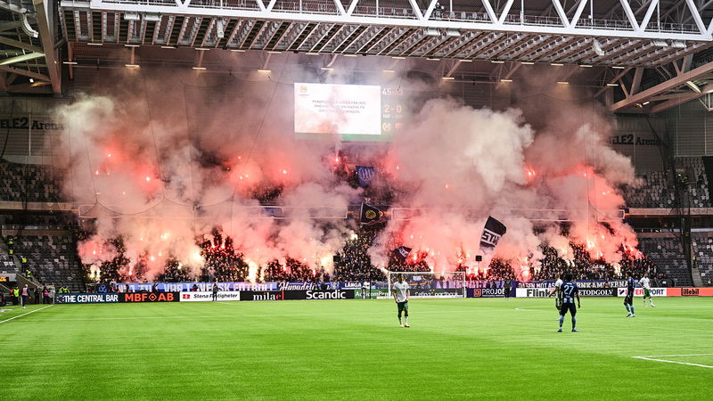 Den allsvenska fotbollsmatchen mellan Hammarby och Djurgården den 20 oktober fick avbrytas efter att publiken kastat in smällare och bengaler. Foto: Magnus Lejhall/TT.