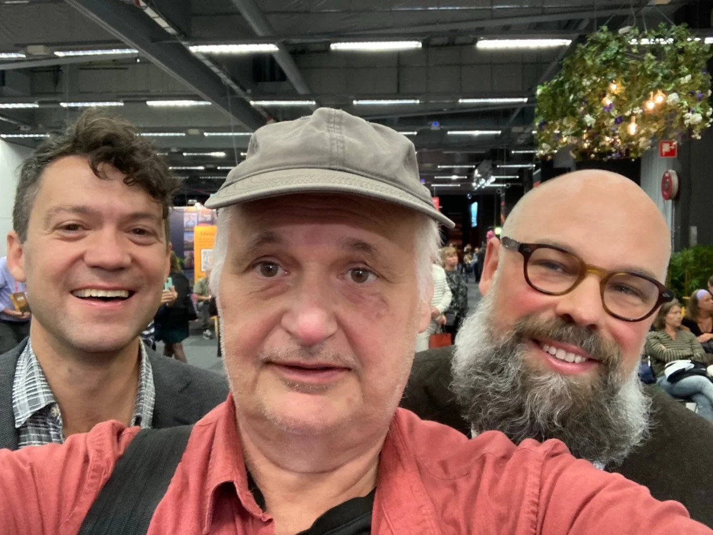 Klart Jan Emanuel flydde bokmässan för Åkessons bröllop!