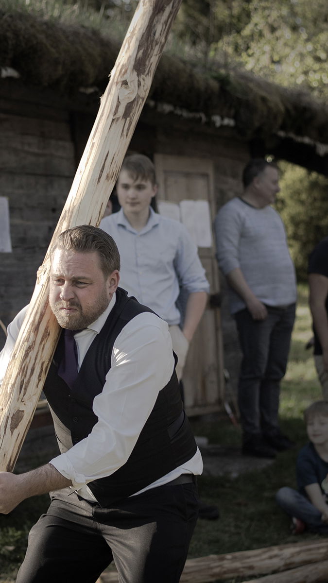 Mattias Karlsson firar valborg med sin kulturförening Gimle, med stångstörtning som ett av inslagen. Foto: Magnus Hallgren/DN/TT.