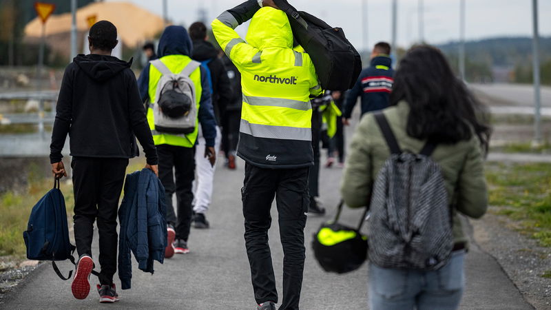 Anställda går av sitt skift vid Northvolts fabrik i Skellefteå dagen efter beskedet att 1 000 personer kommer få lämna anläggningen. Foto: Pontus Lundahl/TT.