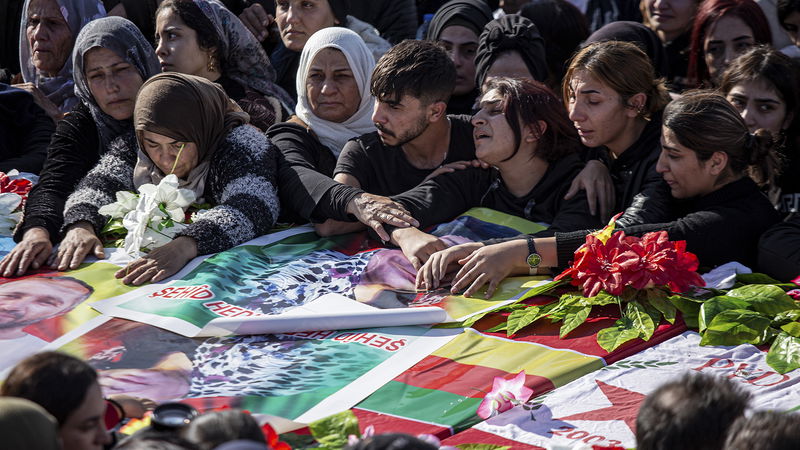 Syriska kurder vid en begravning av offren för turkiska luftangrepp mot norra Kurdistan i november 2022. Foto: Baderkhan Ahmad/AP.