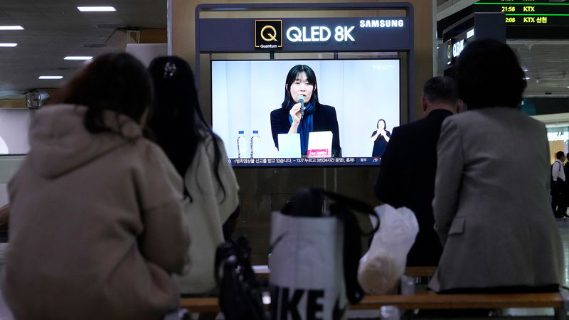 Det är första gången en korean tar emot Nobelpriset. Foto: Ahn Young-joon/AP.