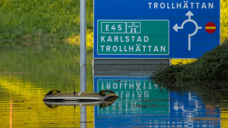 En del av E45 stängs av efter att vägras. På plats är det översvämmat och vägen har rest sig. Köerna är långa och flera fordon rapporteras sitta fast. Foto: Joachim Nywall/TT.