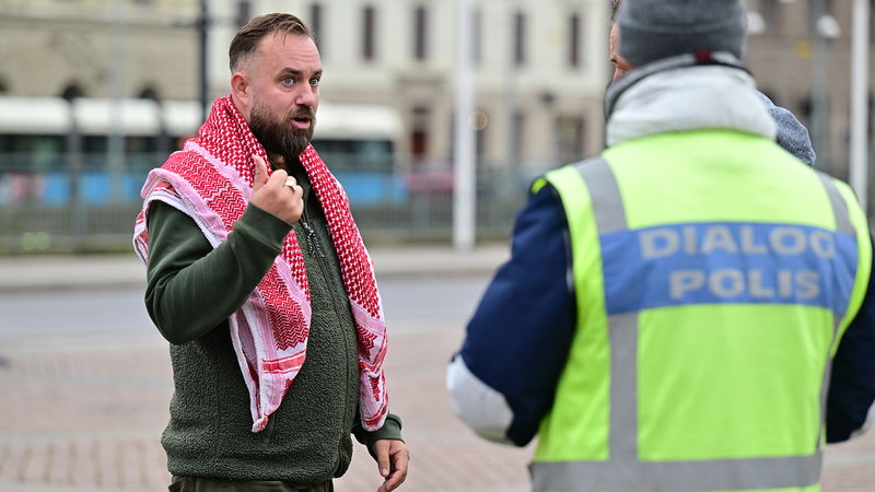 Kristofer Lundberg demonstrerar för Palestina i Göteborg den 20 oktober. Foto: Björn Larsson Rosvall/TT.