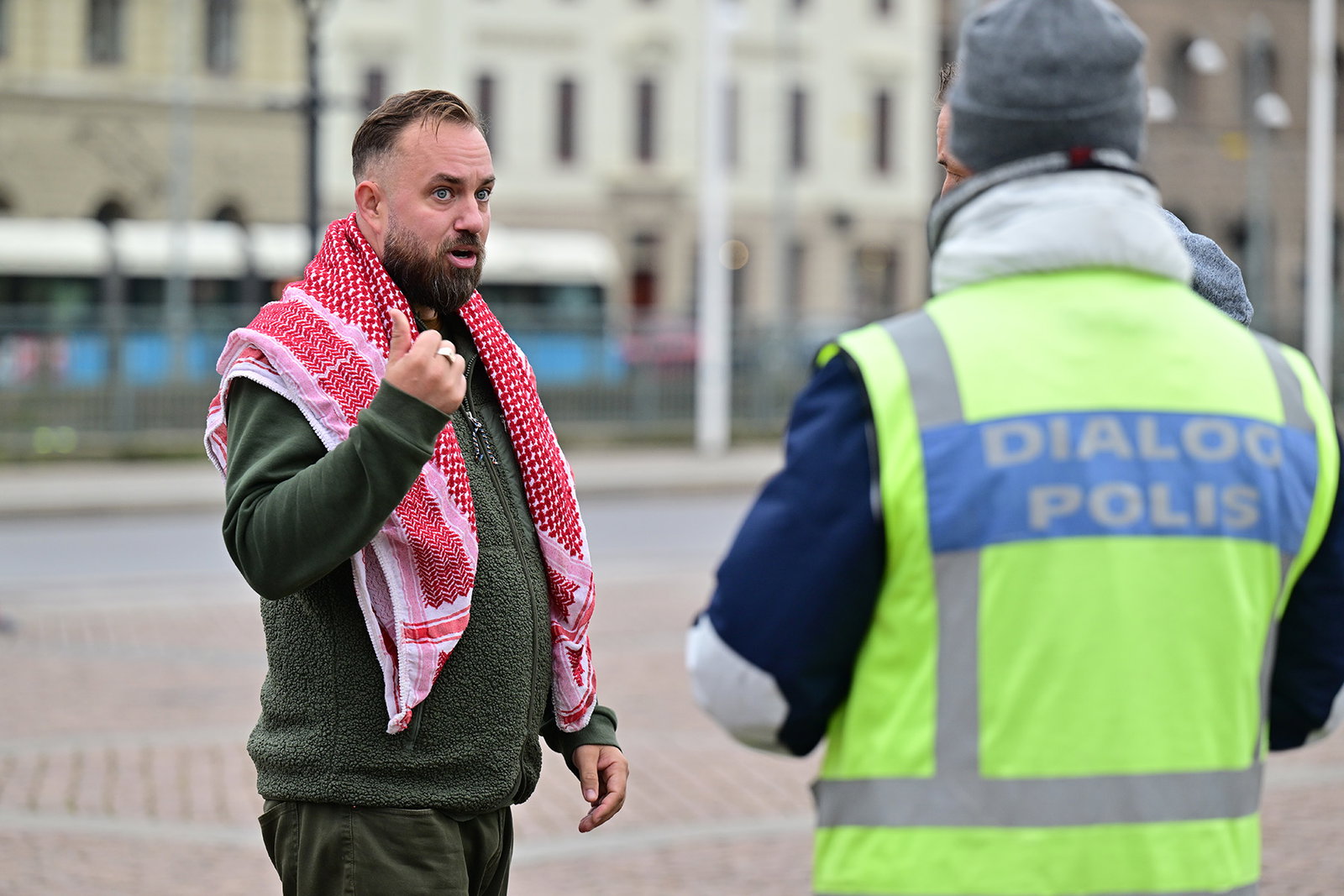 Uppropet mot V-ledningen är en gåva till högern