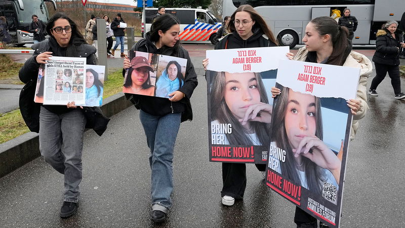 Familjer till gisslantagna israeler samlades i februari utanför Internationella brottsmålsdomstolen i Haag. I maj beslutade domstolen att utfärda arresteringsordrar mot Hamas ledarskikt såväl som Israels premiärminister Benjamin Netanyahu och försvarsminister Yoav Gallant. Foto: Martin Meissner/AP.