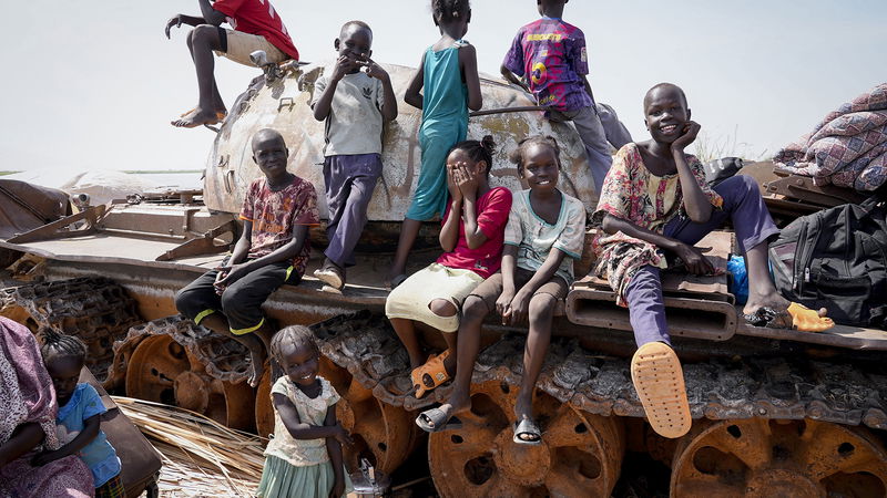 Lek med ett strandfynd i sydsudanesiska Renk. Foto: Sam Mednick/AP.