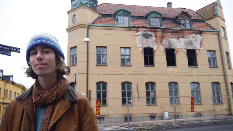 David Edsjö framför det utbrunna Ungdomens hus i Uppsala, som har legat på Svartbäcksgatan 32 sedan 1986. Foto: Liz Fällman.