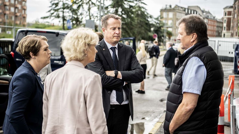 Dåvarande S-ministrarna Anders Ygeman och Lena Hallengren får en rundtur i utsatta områdena Mjølnerparken och Den Grønne Trekant i Köpenhamn, i juni 2022. Foto: Andreas Bardell/Aftonbladet/TT.