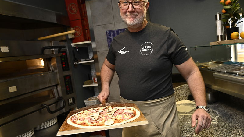 Johan Pehrson, tidigare arbetsmarknadsminister och utbildad jurist, gjorde en dags ”praktik” på Aros Pizzeria i Västerås i januari 2023. Foto: Jonas Ekströmer / TT.