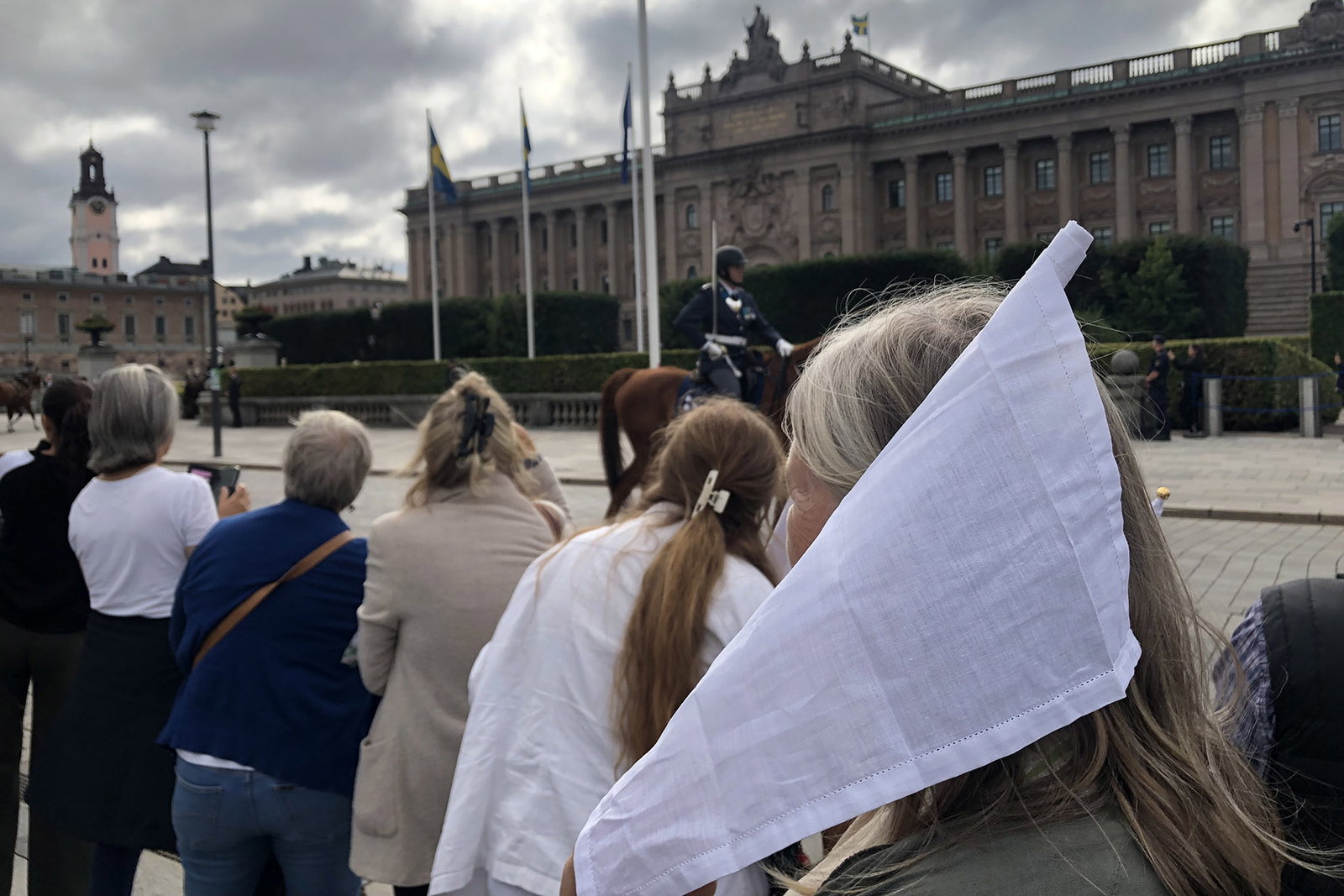 Fredsrörelsen hissar vit flagg