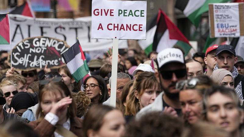 Malmöborna protesterar mot Israels deltagande i Eurovision och deras krig i Gaza den 11 maj 2024. Foto: Martin Meissner/AP.