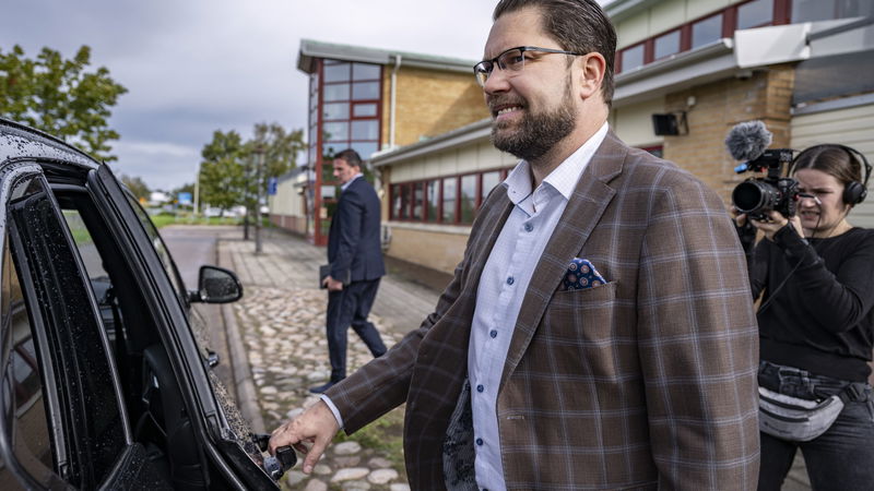 Jimmie Åkesson lämnar Migrationsverkets förvar i Åstorp efter en presskonferens med Sveriges dåvarande migrationsminister Maria Malmer Stenergard. Foto: Johan Nilsson/TT.