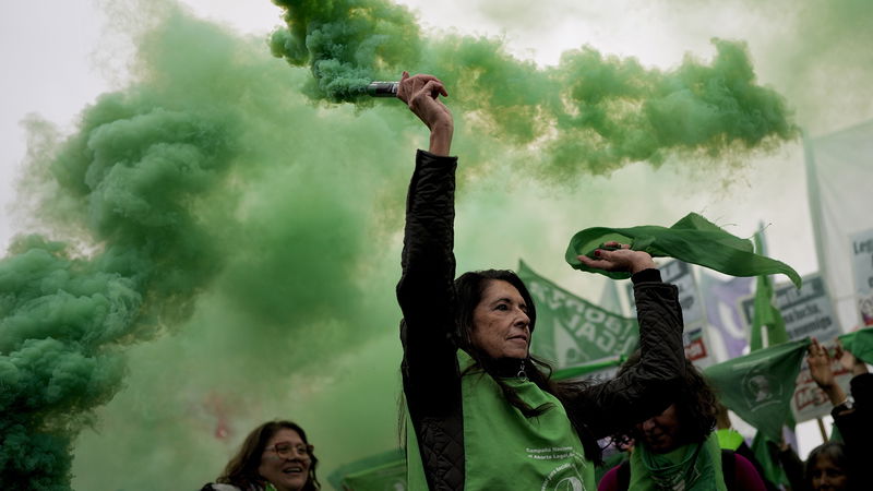 Kvinnor i Argentinas huvudstad Buenos Aires demonstrerar mot det amerikanska beslutet att avskaffa den federala rätten till abort. Foto: Natacha Pisarenko/AP.