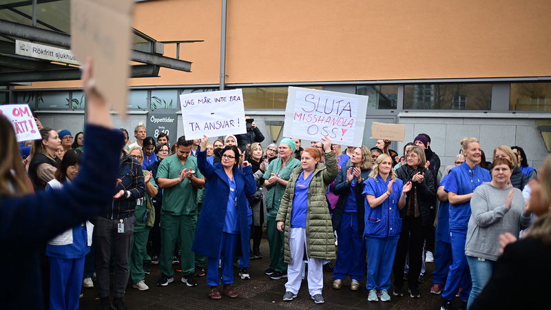 Läkare och sjuksköterskor protesterar mot införandet 
av vårdsystemet Millennium framför Borås sjukhus. Foto: Björn Larsson Rosvall/TT.