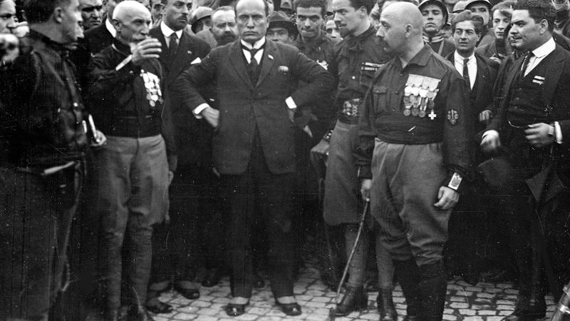 Centralfigur. Benito Mussolini (mitten) och medlemmar ur det italienska fascistpartiet i Rom den 28 oktober 1922. Foto: AP.