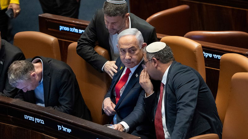 Benjamin Netanyahu tillsammans med de två ministrarna Bezalel Smotrich och Itamar Ben-Gvir, från de två högerextrema partierna Mafdal och Judisk makt. Foto: Ohad Zwigenberg/AP.