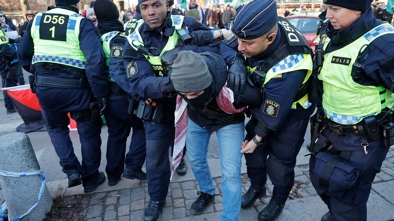 Liberalerna i Göteborg har ansökt om en allmän sammankomst utanför Göteborgs universitet vid Vasaplatsen i Göteborg vid lunchtid – och därmed tvingat bort demonstranterna. Foto: Adam Ihse / TT.