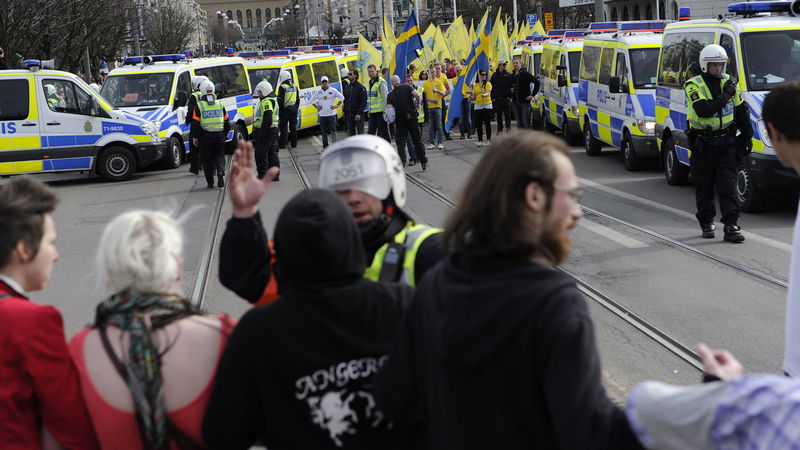 Stort polisskydd under en SDU-demonstration ”mot svenskfientlighet” i Göteborg 2011. Foto: Adam Ihse/Exponera/TT.